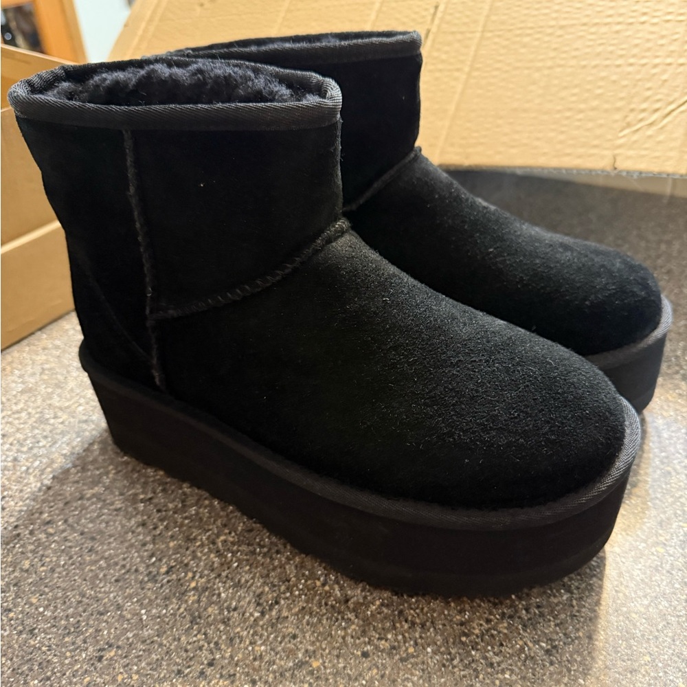 UGG Black classic mini platform size 8 new in box